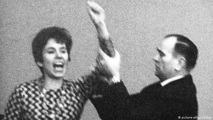 Beate Klarsfeld reißt im Deutschen Bundestag in Bonn am 2.4.1968 wütend die Hand nach oben. Der Saaldiener neben ihr versucht, die Journalistin zu beruhigen.