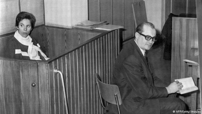 Beate Klarsfeld im Landgericht in West-Berlin während der Berufungsverhandlung gegen das Urteil vom 07.11.1968, rechts ihr Verteidiger Horst Mahler
