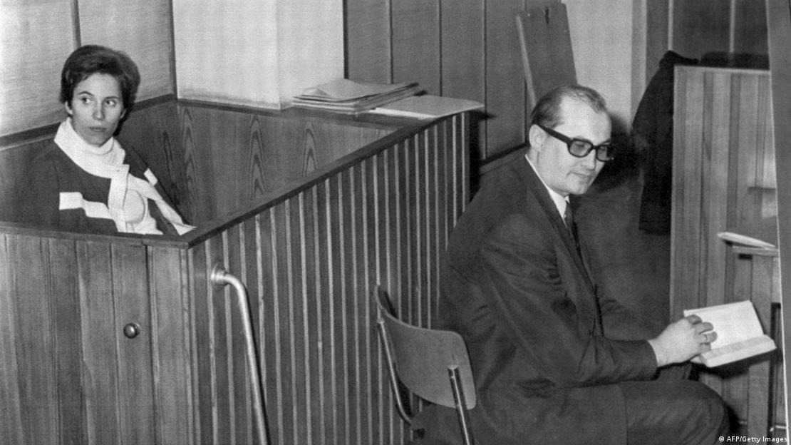 Sanık Beate Klarsfeld ve avukatı Horst Mahler mahkemedeki duruşma salonunda