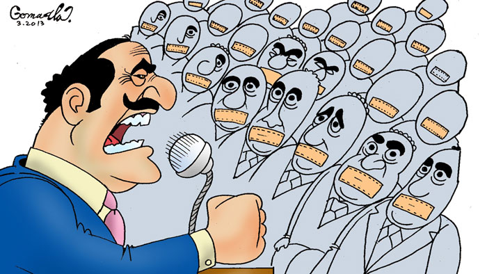 Bildbeschreibung: 
Karikatur in Farbe von Gomaa Farahat; einschüchternder Redner (Politiker) am Pult hält Rede vor grauer Masse Menschen mit zugeklebten Mündern 

Titel: Alle Macht dem Volk 

Schlagworte: Alle Macht dem Volk, Demokratie, Politiker, Rede, Volk 

Fotograf und Zulieferer: Herr Gomaa Farahat, März 2013, Kairo, Ägypten


