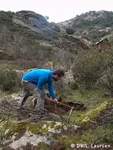 Reforesta volunteer prepares the ground to plant a sapling