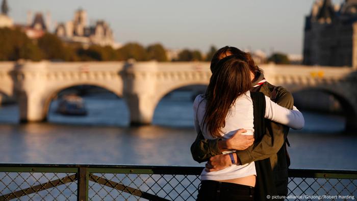 Liebespaar auf einer Brücke in Paris (Foto: Picture alliance/Godong/Robert Harding).