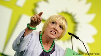 Die Grünen-Chefin Claudia Roth spricht am 27.04.2013 auf der Bundesdelegiertenversammlung zu den Delegierten. Drei Tage lang beraten die Delegierten von Bündnis 90/Die Grünen über ihr Programm für die Bundestagswahl im Herbst. Foto: Ole Spata/dpa