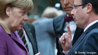 Parteiantrag der französischen Sozialisten gegen Merkels Sparpolitik in Europa German Chancellor Angela Merkel chats with French President Francois Hollande during a roundtable meeting at the EU Headquarters on March 15, 2013 in Brussels, on the second day of a two-day European Union leaders summit. EU leaders hold a second and final day of summit talks from with attention turning to relations with Russia. AFP PHOTO / BERTRAND LANGLOIS (Photo credit should read BERTRAND LANGLOIS/AFP/Getty Images)