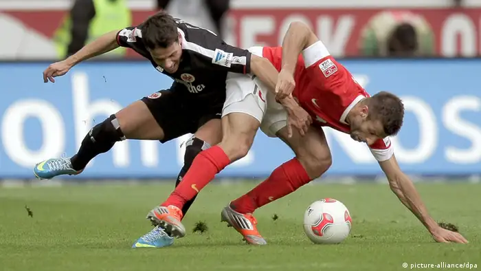Mainz and Frankfurt players battle for the ball.