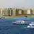 ARCHIV - Blick auf am Roten Meer gelegene Hotelanlagen in dem ägyptischen Bade- und Taucherort Hurghada. (Archivaufnahme vom 15.04.2006) Eine dreiköpfige Familie aus Deutschland ist im Roten Meer ertrunken, als ein Glasboot gegen ein Korallenriff prallte und zersplitterte. Das berichteten am Donnerstag (09.02.2012) die ägyptischen Staatsmedien. Das Boot war in Hurghada gestartet und sollte die Urlauber in das Gebiet rund um die Insel Magawisch bringen. Foto: Horst Ossinger +++(c) dpa - Bildfunk+++ pixel