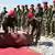 Afghanische Soldaten rollen den roten Teppich auf