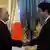 Russlands Präsident Putin (l) begrüßt den japanischen Regierungschef Abe (Foto: Reuters)