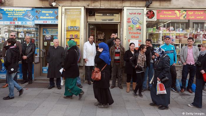 Muslime und Nichtmuslime auf einer Straße in München - Foto: Johannes Simon