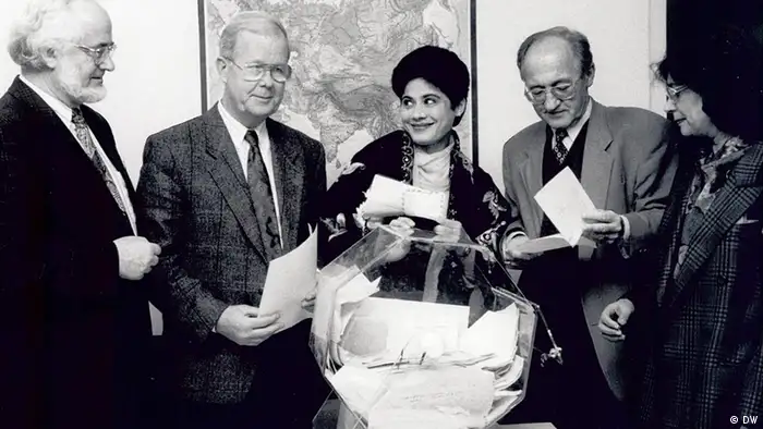Asien-Redaktion nach einer Quiz-Verlosung im Jahr 1993