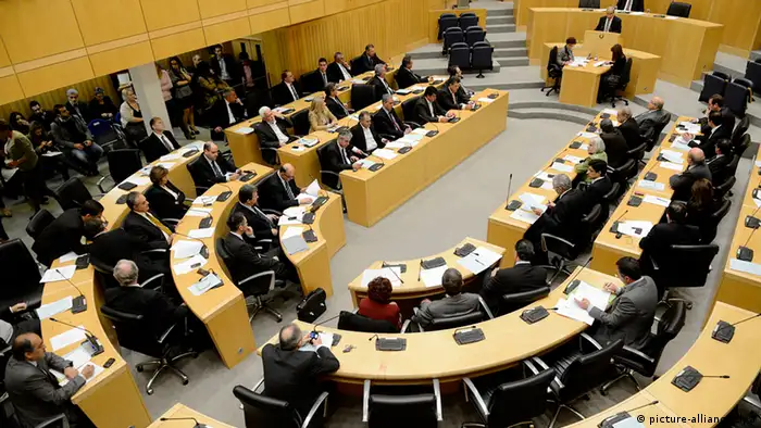 ARCHIV - Zyperns Parlament während einer Sitzung am 19.03.2013. Das zyprische Parlament stimmt am Dienstag (30.04.2013) über das Spar- und Hilfsprogramm ab. EPA/FILIP SINGER +++(c) dpa - Bildfunk+++