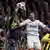 Borussia Dortmunds Torwart Roman Weidenfeller (l.) hält einen Kopfball von Real Madrids Cristiano Ronaldo (Foto: REUTERS/Juan Medina)