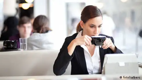 Internet Computer Laptop Arbeit Zeitung Kaffee Geschäftsfrau Tablet