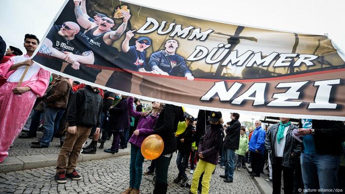 Estúpido, más estúpido, Nazi, lema de una protesta ciudadana contra el NPD en Würzburg. 1° de mayo de 2013.
