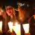 Kirchentagsbesucher verfolgen am 01.05.2013 in der Hafencity in Hamburg den Abendsegen mit Kerzen in den Händen. Insgesamt werden bis zum Sonntag mehr als 100.000 Dauerteilnehmer zu dem Glaubensfest erwartet. Foto: Bodo Marks/dpa +++(c) dpa - Bildfunk+++