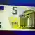 EZB-PrÃ¤sident Mario Draghi stellt die neue 5-Euro-Banknote am 10.01.2013 im ArchÃ¤ologischen Museum in Frankfurt am Main (Hessen) vor. Unter dem Motto "Das neue Gesicht des Euro" findet in dem Museum zeitgleich eine Ausstellung statt. Foto: Boris Roessler dpa