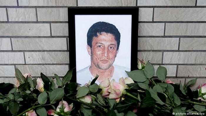 روز ۲۷ ژوئن همان سال (۲۰۰۱) سلیمان تاش‌کوپرو در مغازه سبزی و میوه فروشی پدرش در هامبورگ مورد اصابت گلوله قرار گرفت. او در زمان فوتش ۳۱ سال داشت و دارای یک دختر ۳ ساله بود.