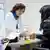 Eine Ärztin behandelt im Rahmen der "Humanitären Sprechstunde" im Frankfurter Gesundheitsamt eine Frau ohne Krankenversicherung (Foto: dpa)