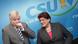 ARCHIV - Der CSU-Vorsitzende Horst Seehofer unterhält sich am 19.10.2009 vor Beginn der CSU-Vostandssitzung in München (Bayern) mit Landtagspräsidentin Barbara Stamm (CSU). Stamm will möglichst noch am 03.05.2013 sämtliche Namen von Abgeordneten veröffentlichen, die auch nach einer Gesetzesverschärfung im Jahr 2000 noch Ehepartner oder Kinder als Mitarbeiter beschäftigt hatten. Foto: Lukas Barth/dpa +++(c) dpa - Bildfunk+++ ARCHIV - Der CSU-Vorsitzende Horst Seehofer unterhält sich am 19.10.2009 vor Beginn der CSU-Vostandssitzung in München (Bayern) mit Landtagspräsidentin Barbara Stamm (CSU). Stamm will möglichst noch am 03.05.2013 sämtliche Namen von Abgeordneten veröffentlichen, die auch nach einer Gesetzesverschärfung im Jahr 2000 noch Ehepartner oder Kinder als Mitarbeiter beschäftigt hatten. Foto: Lukas Barth/dpa +++(c) dpa - Bildfunk+++