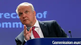 epa03685916 European Commissioner in charge of Monetary Affairs, Olli Rehn, gives a news conference on the Spring European economic forecast at the European Commission headquarters in Brussels, Belgium, 03 May 2013. Following the recession that marked 2012, the EU economy is expected to stabilise in the first half of 2013. EPA/OLIVIER HOSLET