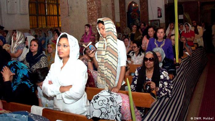 Вярващи християни по време на служба в Египет