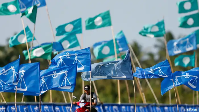 Flags of Malaysia's ruling National Front coalition (blue) and opposition Parti Islam se-Malaysia (PAS) (green) are seen on display in the village of Pantai Sepat, 260 km (162 miles) east of Kuala Lumpur May 4, 2013. Malaysia's opposition enjoys a very narrow lead over the long ruling National Front for the first time in a key poll issued on Friday, two days before an election in the Southeast Asian country. REUTERS/Bazuki Muhammad (MALAYSIA - Tags: POLITICS ELECTIONS)