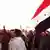 Protestierende Sunniten mit alter irakischer Fahne in Falludscha. (Foto: Birgit Svensson)