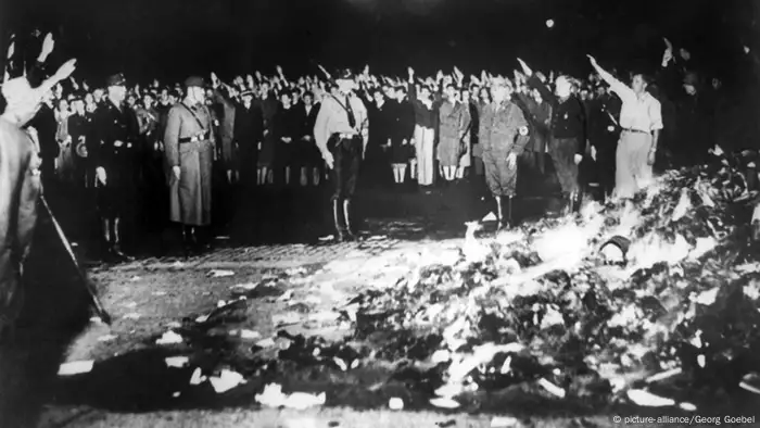 Nach der Machtübernahme 1933 ließen die Nationalsozialisten die Bücher verfemter Autoren wie Lion Feuchtwanger, Erich Kästner und Sigmund Freud verbrennen.