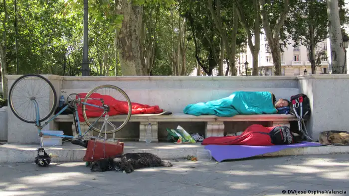 Des jeunes sans travail et sans domicile dorment devant les services sociaux de Madrid