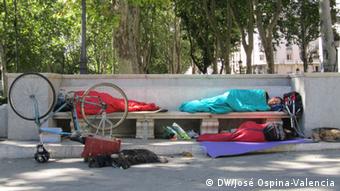 Obdachlose schlafen am Madrider Paseo del Prado vor dem spanischen Gesundheits-und Sozialministerium (Foto: DW/José Ospina-Valencia)