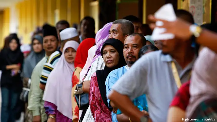 epa03687846 Malaysians line up at a polling centre to cast their vote in Pekan, eastern state of Pahang, 300km outside Kuala Lumpur, Malaysia, 05 May 2013. The election commission said 13.3 million people were eligible to vote for 222 parliamentary seats and 505 state assembly seats. EPA/SHAMSHAHRIN SHAMSUDIN +++(c) dpa - Bildfunk+++