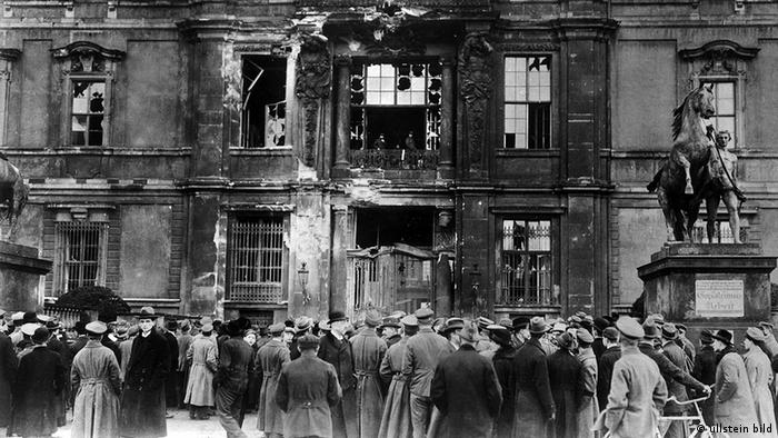 Фасад Городского дворца после обстрела, 24 декабря 1918 года