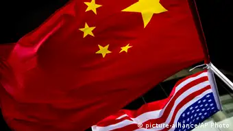 Symbolbild Cyber Angriff Chinesische und amerikanische Fahne vor einem Hotel in Peking