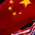 Chinesische und amerikanische Fahne vor einem Hotel in Peking picture alliance / AP Photo