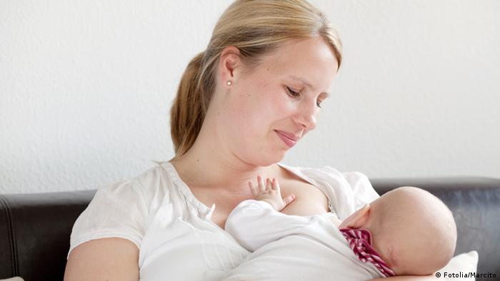Stillende Mutter mit Baby Marcito - Fotolia.com
