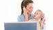 Mutter mit Kleinkind vor einem Notebook Mutter mit Kleinkind vor einem Notebook
