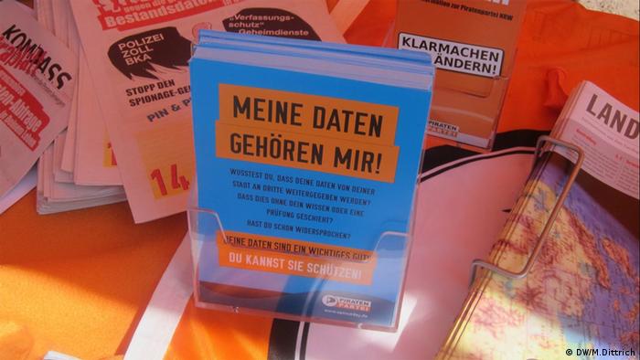 Flyer der Piraten am Wahlkampfstand. (Foto: DW/Monika Dittrich)