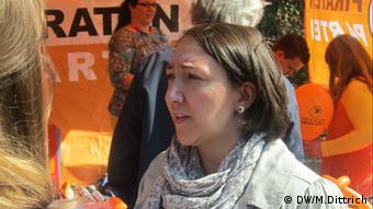 Melanie Kalkowski am Wahlkampfstand in Recklinghausen. (Foto: DW/Monika Dittrich)