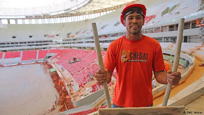 Fabiano Fernandes, Bauarbeiter auf der Baustelle des neuen Nationalstadions in Brasilia (Foto: Joscha Weber/DW)