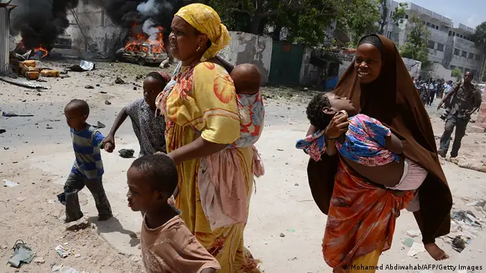 Zwei Mütter und ihre Knder rennen im April 2013 nach einem Selbstmordanschlag durch Mogadischu, Somalia (Foto: AFP/Getty Images)