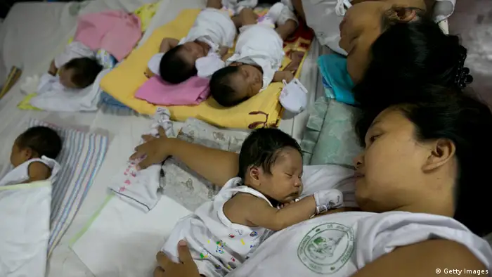 Mütter und ihre Neugeborenen in einer Geburtsstation in Manila, Philipinen (Foto: Getty Images)
