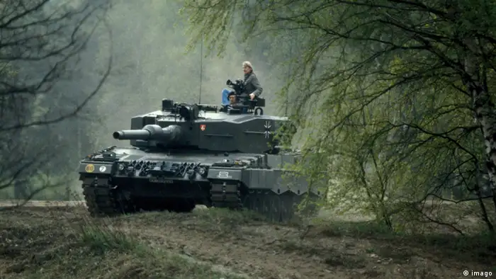 Bildnummer: 51743355 Datum: 01.06.1987 Copyright: imago/Sven Simon Kampfpanzer - Leopard 2 - während eines Manövers der Bundeswehr, Aufnahmedatum geschätzt