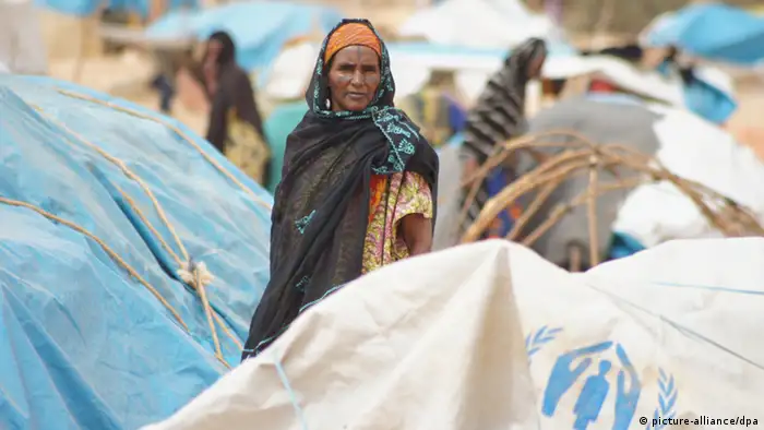 Flüchtlinge aus Mali im Flüchtlingslager in Maingaize im Niger an der Grenze zu Mali, aufgenommen am 20.04.2012. In Scharen laufen die Malier vor Putschisten und Rebellen davon. Viele sind nach Niger geflohen - dabei kämpft das Land selbst mit einer verheerenden Dürre. Im Flüchtlingslager erzählen sie von den schrecklichen Dingen, die sie erlebt haben. (Zu dpa Flucht vor der Scharia: Malier suchen Schutz in der Dürre von Niger). Foto: Carola Frentzen