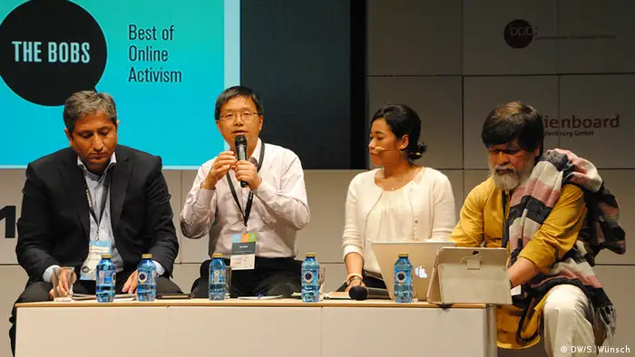 DW-Panel über Blogging und tweeting in Asia: (v.l.) Ravish Kumar (Indien), Hu Yong (China) Ziphora Robina (DW) und Shahidul Alam (Bangladesh). Aufegnommen am 8.Mai 2013 während der Bloggerkonferenz re:publica 2013 in Berlin.