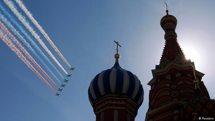 Russland feiert den 68. Jahrestag des Sieges über Hitler-Deutschland mit einer Militärparade auf dem Roten Platz. A formation of jets fly over St. Basil's Cathedral during the Victory Parade in Moscow May 9, 2013. Russia commemorates the 68th anniversary of the Soviet Union's victory over Nazi Germany on May 9. REUTERS/Maxim Shemetov (RUSSIA - Tags: MILITARY ANNIVERSARY TPX IMAGES OF THE DAY)