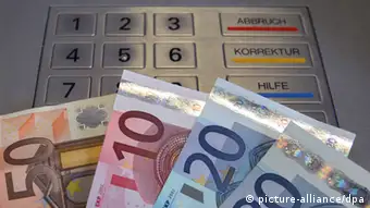 Banknoten vor Geldautomat