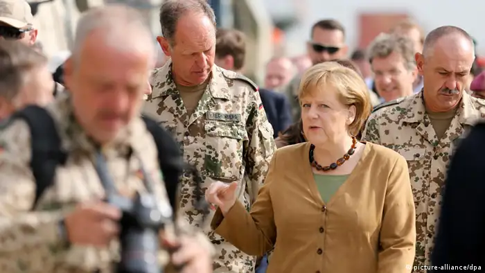 Bundeskanzlerin Angela Merkel (CDU) besucht am 10.05.2013 im Feldlager in Kundus Soldaten der Bundeswehr. Merkel besucht für einen Tag die deutschen Truppen in Afghanistan. Foto: Kay Nietfeld/dpa