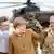 Bundeskanzlerin Angela Merkel und Verteidigungsminister Thomas de Maiziere mit Soldaten im Feldlager in Kundus (Foto: picture-alliance/dpa)