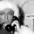 Das Schwarz-Weiss-Foto zeigt Sänger Bing Crosby verkleidet als Weihnachtsmann mit Pfeife im Mund und dem Telefonhörer in der Hand. (Foto: Paramount. United States / Mono Print)