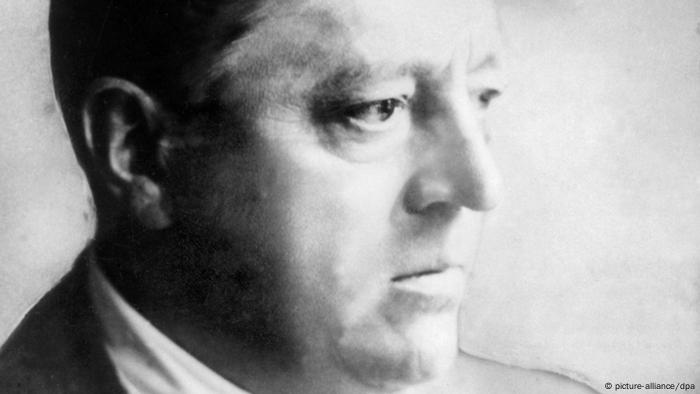 Schwarz-weiß-Porträt von Ludwig Mies van der Rohe. (picture-alliance/dpa)